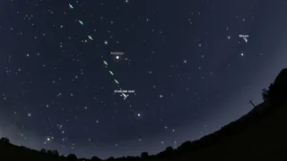 26 мая очевидцы засняли в небе над Рязанью летящие паровозиком спутники "Старлинки"