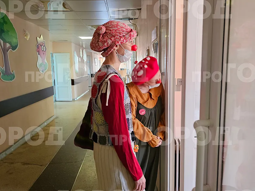 Слёзы и улыбки в одной палате: репортаж из кировской больницы, где высадился клоунский десант