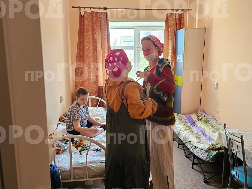 Слёзы и улыбки в одной палате: репортаж из кировской больницы, где высадился клоунский десант