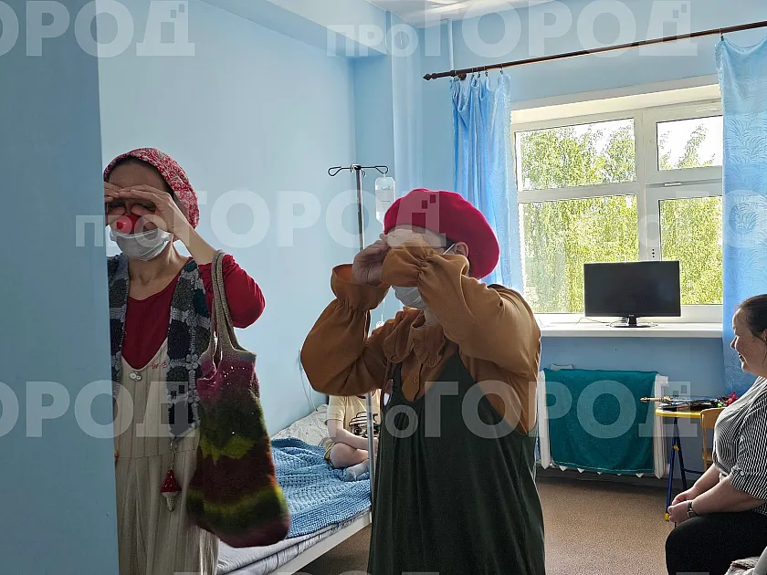 Слёзы и улыбки в одной палате: репортаж из кировской больницы, где высадился клоунский десант