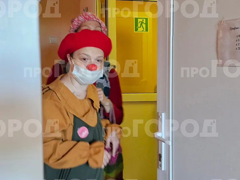 Слёзы и улыбки в одной палате: репортаж из кировской больницы, где высадился клоунский десант