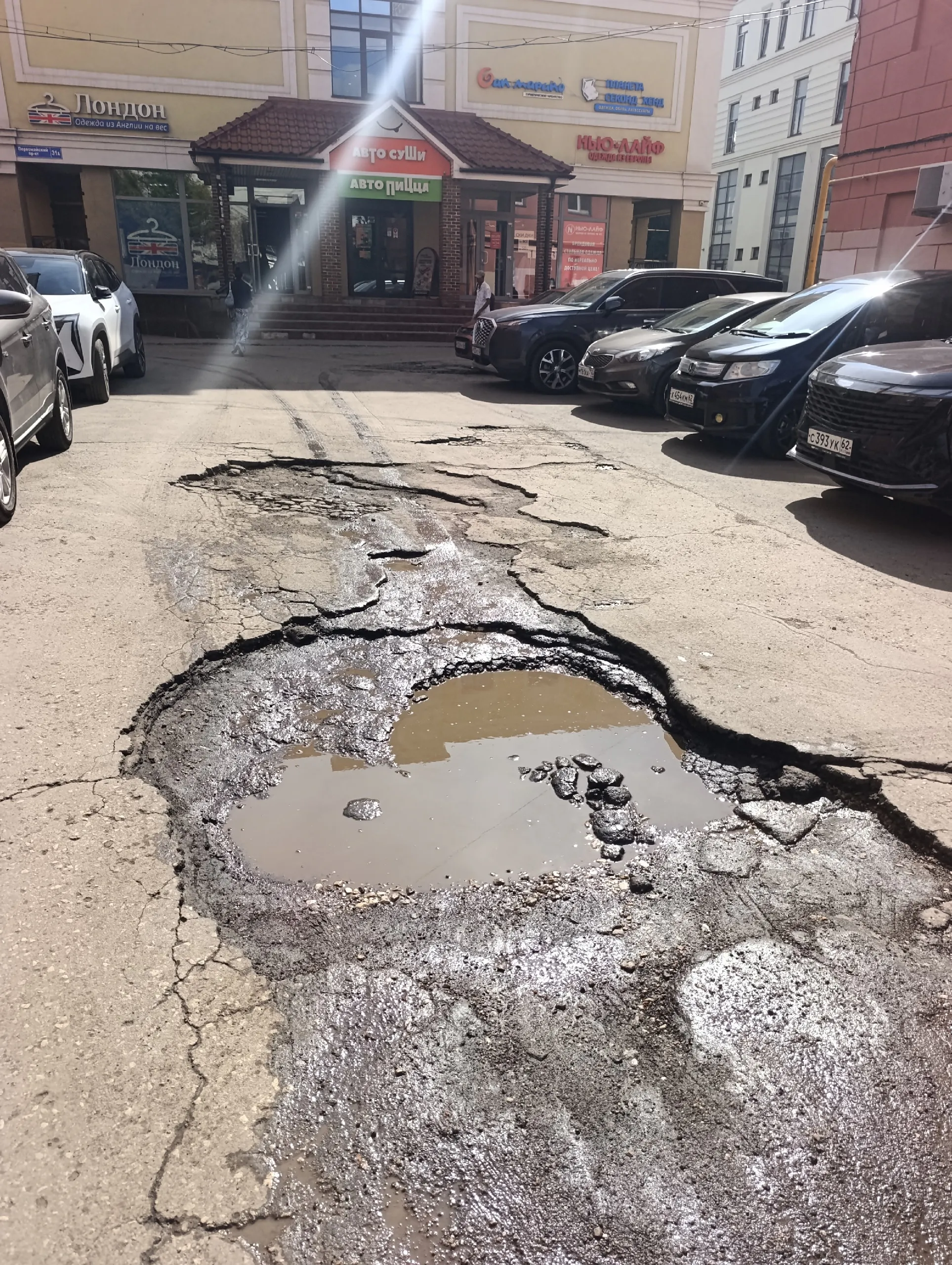 «Яма на яме»: жители Рязанской области устали ждать ремонта дорог, который обещали ещё в апреле