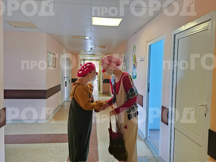 Слёзы и улыбки в одной палате: репортаж из кировской больницы, где высадился клоунский десант