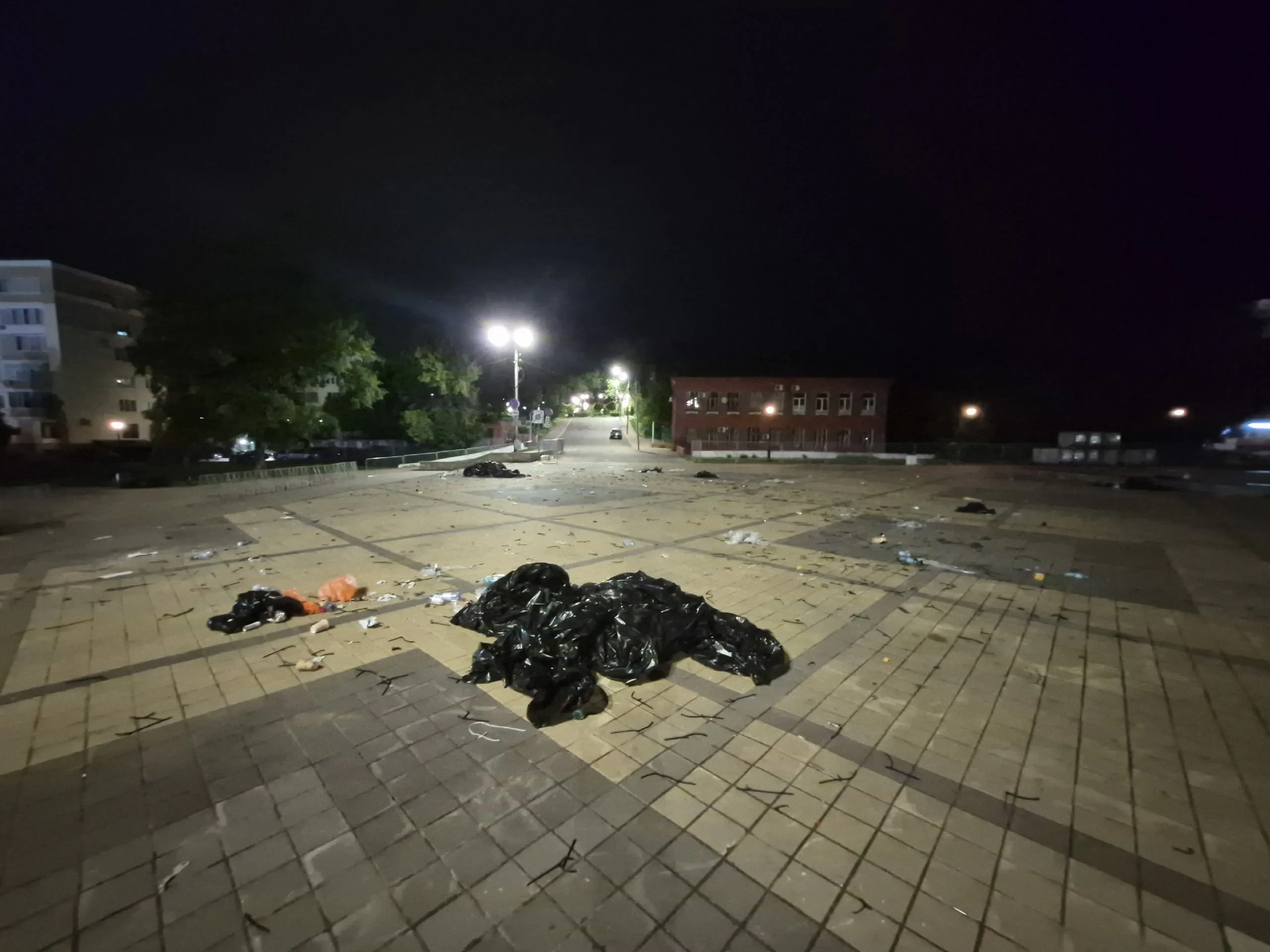 «Горы мусора перекатываются ветром»: площадь перед рязанским цирком после праздника превратилась в свалку